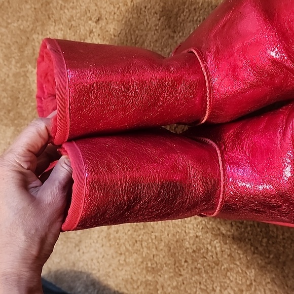 UGG Big Kid's Classic Metallic Sparkle Short Boots - Picture 3 of 14